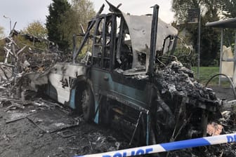 Zerstörter Bus in Belfast: Die Angreifer sollen "etwas über das Protokoll gebrummt" haben.