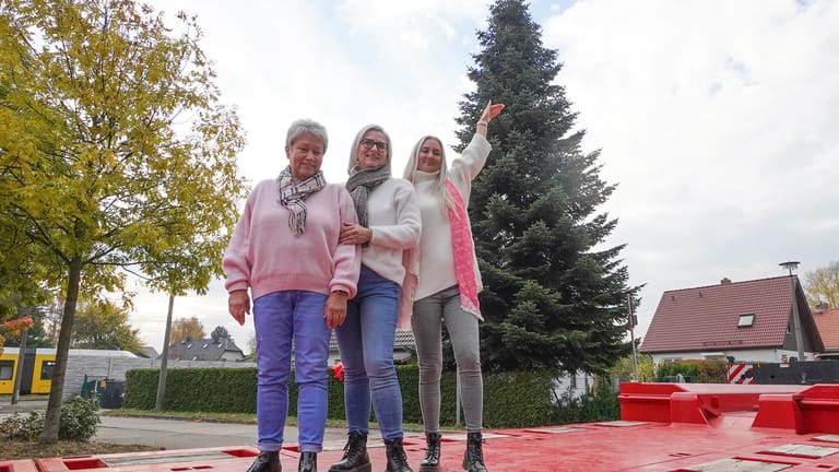 Gudrun (l-r), Peggy und Jenny Wilde stehen vor ihrer Tanne, die als Weihnachtsbaum für den 38. Weihnachtsmarkt an der Gedächtniskirche auf dem Breitscheidplatz vorgesehen ist: Am Dienstag soll sie dort aufgestellt werden.