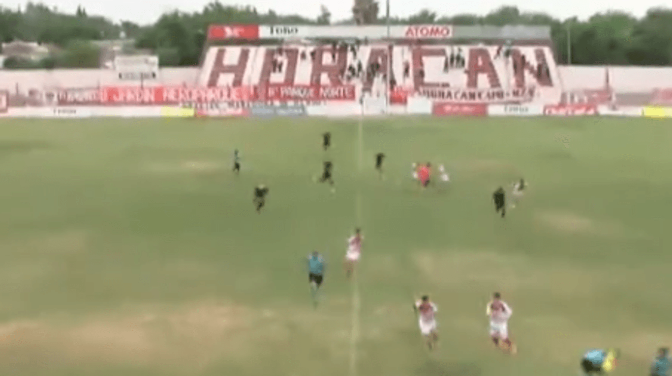 Schüsse bei einem Drittligaspiel in Argentinien: Die Spieler von Huracan Las Heras und Ferro de General Pico bringen sich in Sicherheit.