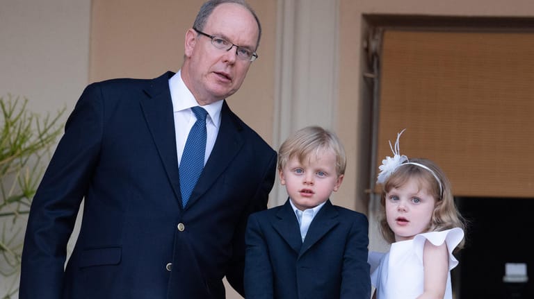 Fürst Albert mit seinen Kindern Jacques und Gabriella: Die Fürstenfamilie hatte Spaß im Freizeitpark.