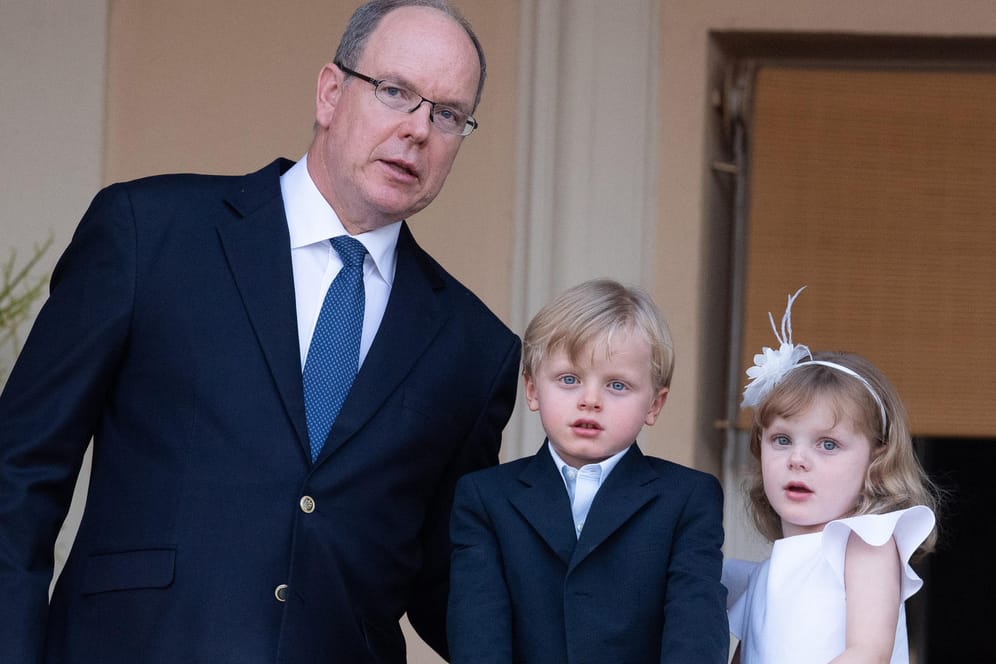 Fürst Albert mit seinen Kindern Jacques und Gabriella: Die Fürstenfamilie hatte Spaß im Freizeitpark.