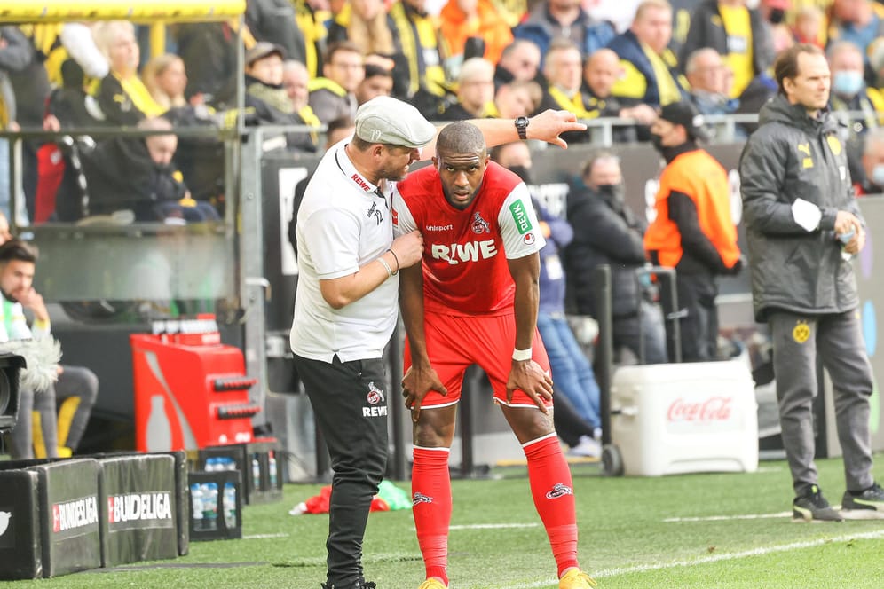 Köln-Trainer Steffen Baumgart steht mit Anthony Modeste am Spielfeldrand: Der FC steht vor zahlreichen Herausforderungen – auch abseits sportlicher Begegnungen.