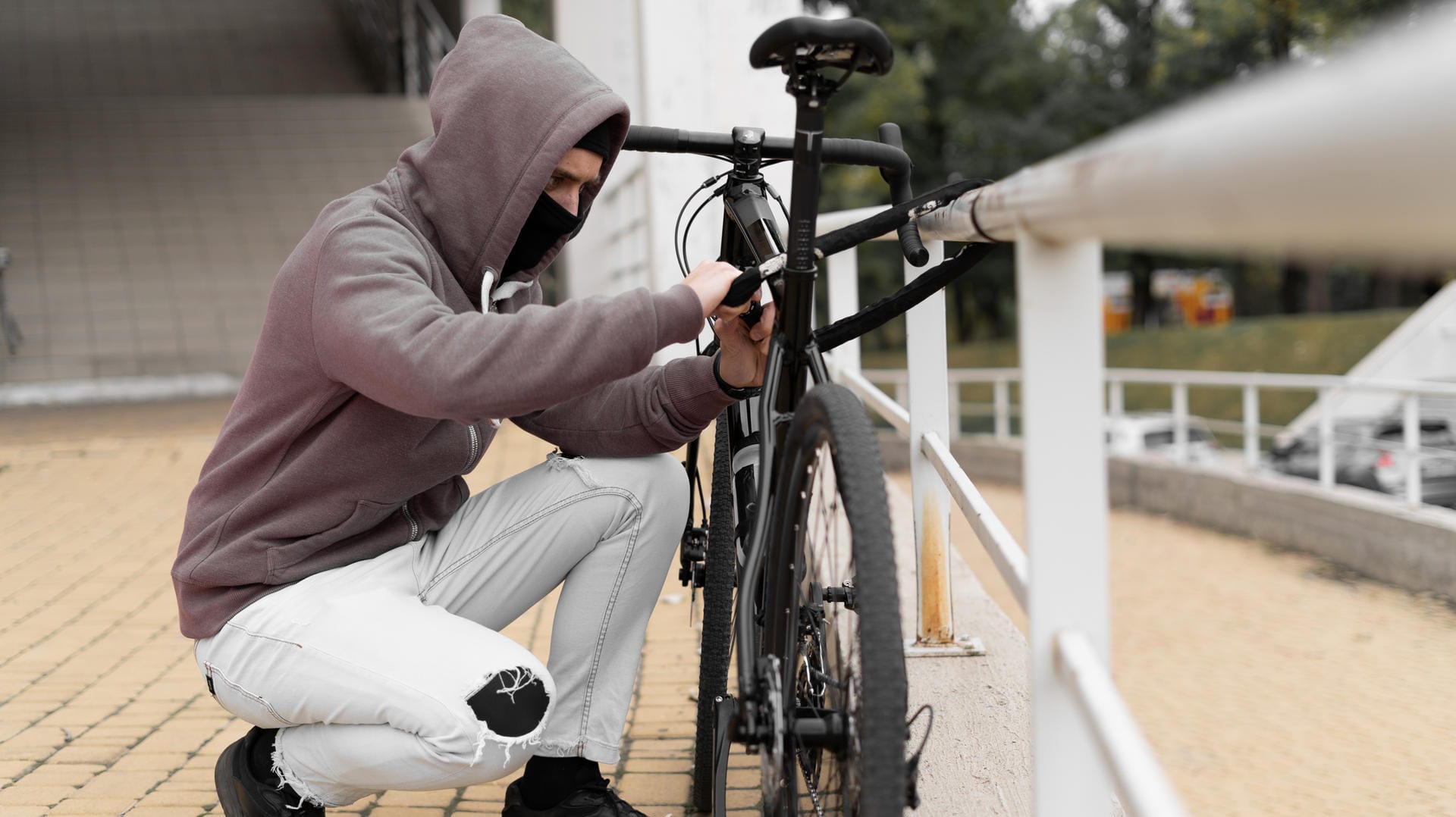 Fahrraddieb am Werk (Symbolbild): Kriminelle klauen die Fahrräder meist in der Stadt – hier haften die meisten Hausratversicherungen allerdings nicht.