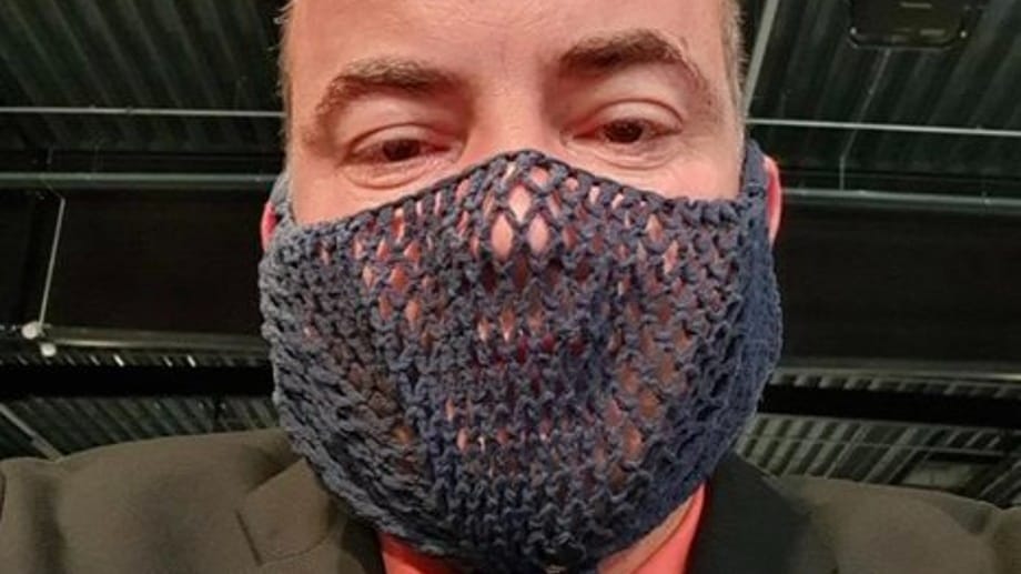 Steffen Janich: Der Polizeiobermeister war Versammlungsleiter einer Corona-Demo, auf der Polizisten beschimpft wurden – und hielt sich mit diesem Netz an die Maskenpflicht beim AfD-Parteitag. Das Foto verbreitete er selbst.