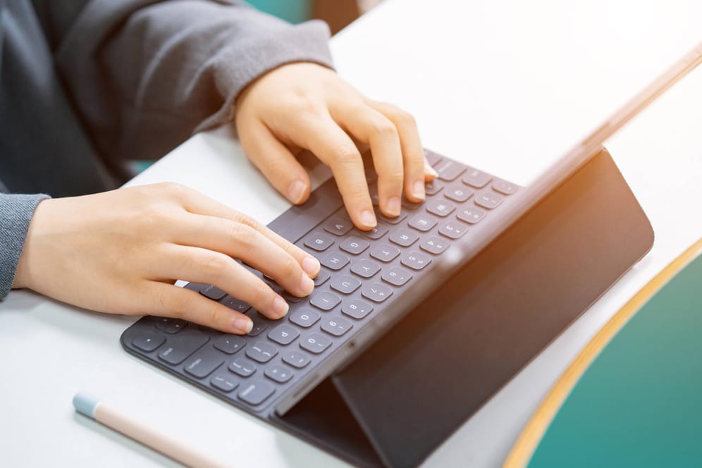Ein iPad mit Tastatur: Die Stiftung Warentest prüft die besten Tablets.