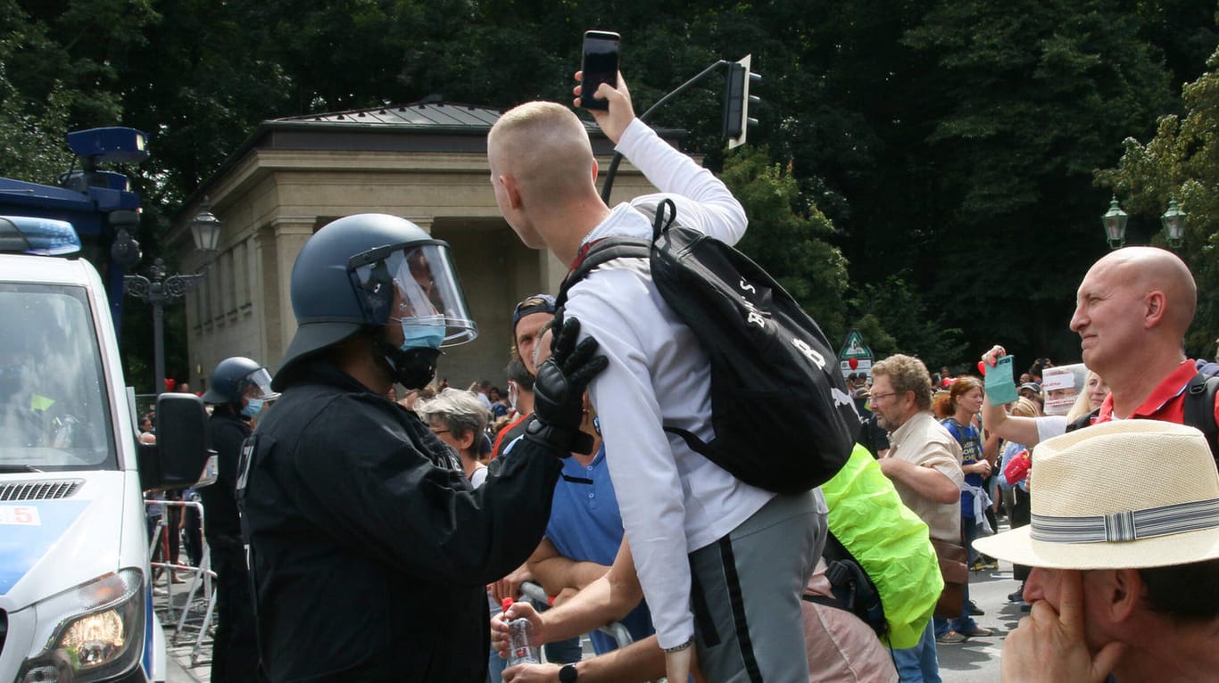Polizist und Demonstrant bei einem Corona-Protest in Berlin (Symbolbild): Auch Staatsbedienstete unterstützen "Querdenken" & Co.