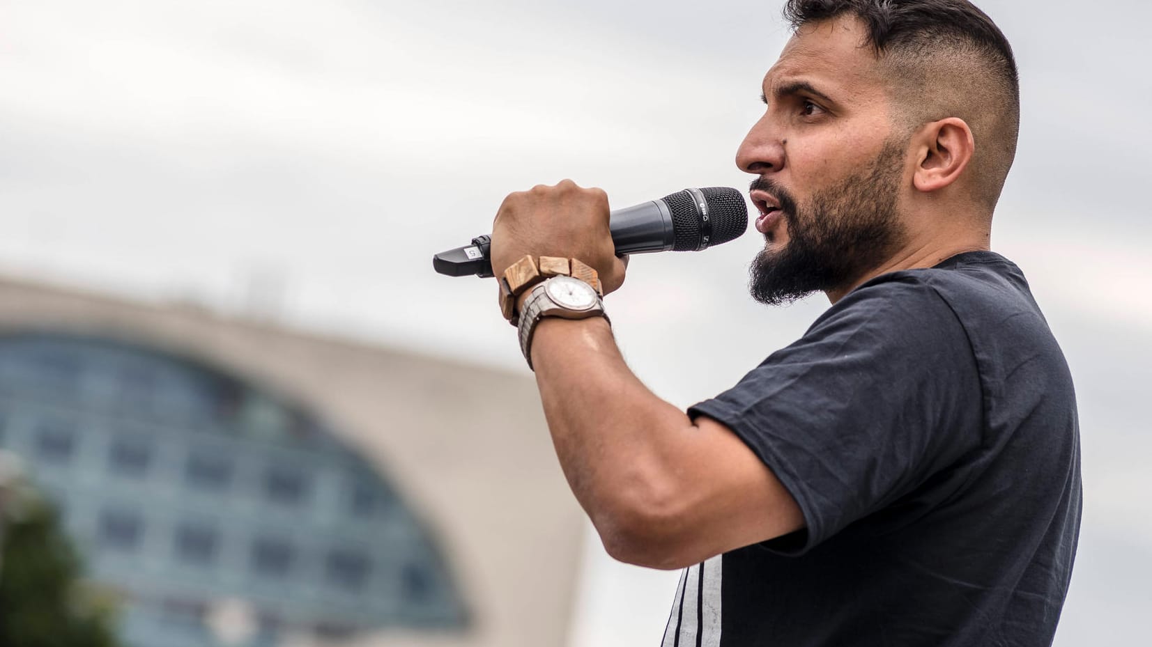 Attila Hildmann vor dem Reichstag in Berlin: Eine Mitarbeiterin der Justiz soll den Verschwörungsideologen mit Informationen versorgt haben.