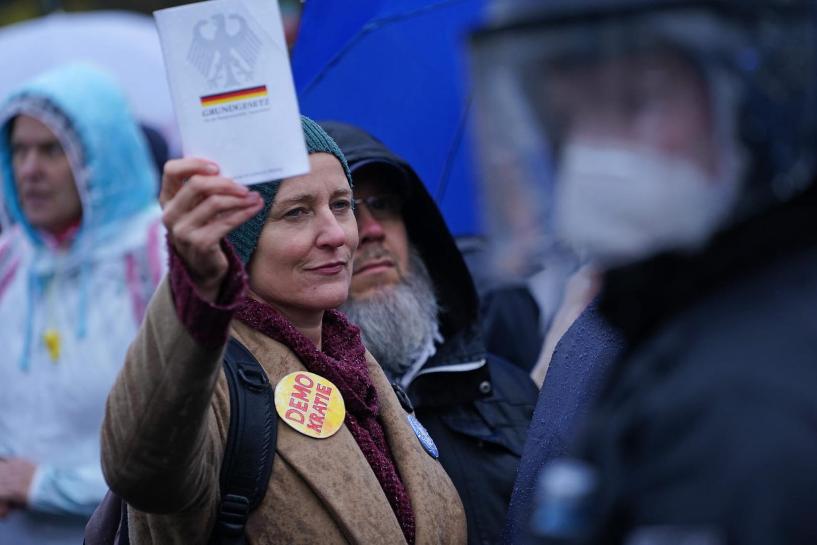 Polizisten und Demonstranten bei einer Protestaktion gegen den Beschluss von Coronamaßnahmen vor dem Bundestag in Berlin.