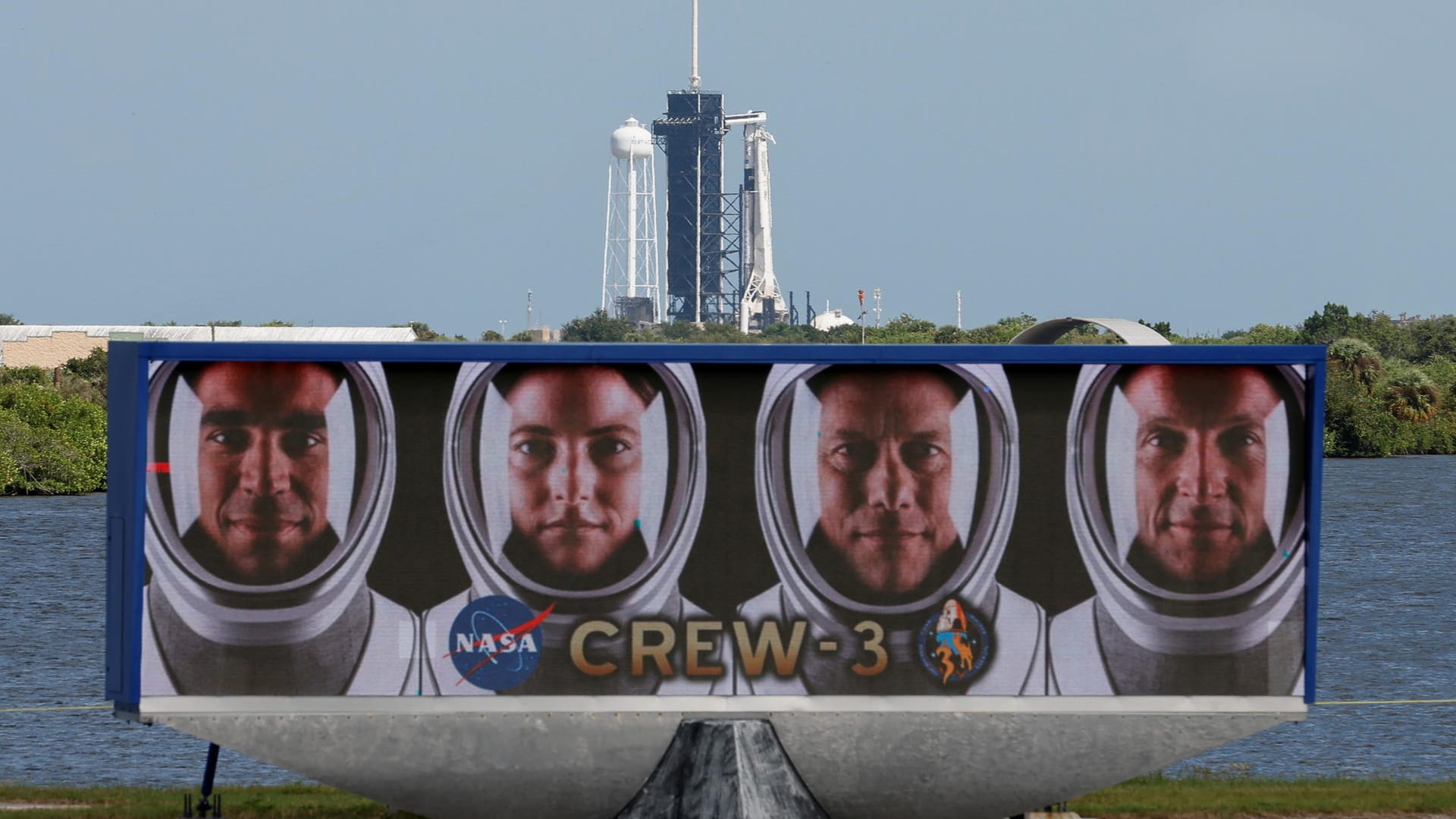 Ein Bild der Crew vor der "Falcon 9"-Rakete in Florida: Einer der Astronauten hat medizinische Probleme.