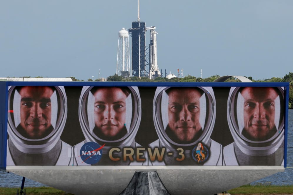 Ein Bild der Crew vor der "Falcon 9"-Rakete in Florida: Einer der Astronauten hat medizinische Probleme.