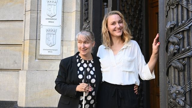 Die Schauspielerin Christina Athenstädt (r) und die blinde Strafverteidigerin Pamela Pabst bei einem Spaziergang durch Berlin.