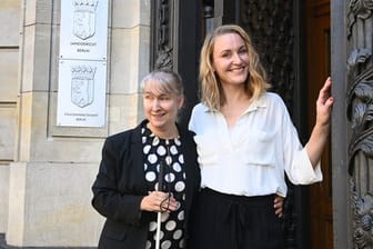 Die Schauspielerin Christina Athenstädt (r) und die blinde Strafverteidigerin Pamela Pabst bei einem Spaziergang durch Berlin.