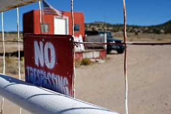 Ein "Betreten verboten"-Schild am Eingang zum Filmset Bonanza Creek Ranch: Eine Kamerafrau wurde bei Dreharbeiten hier erschossen.