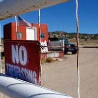 Ein "Betreten verboten"-Schild am Eingang zum Filmset Bonanza Creek Ranch: Eine Kamerafrau wurde bei Dreharbeiten hier erschossen.