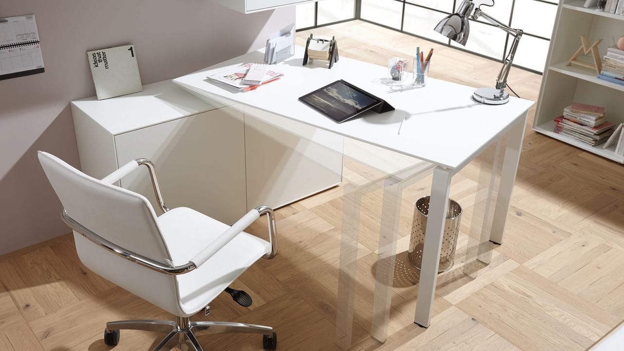 Eine einfache Idee, aber im Ein-Zimmer-Appartement nach wie vor goldwert: Ein Tisch zum Ausziehen. Eine einfache Idee, aber im Ein-Zimmer-Appartement nach wie vor goldwert: Ein Tisch zum Ausziehen.