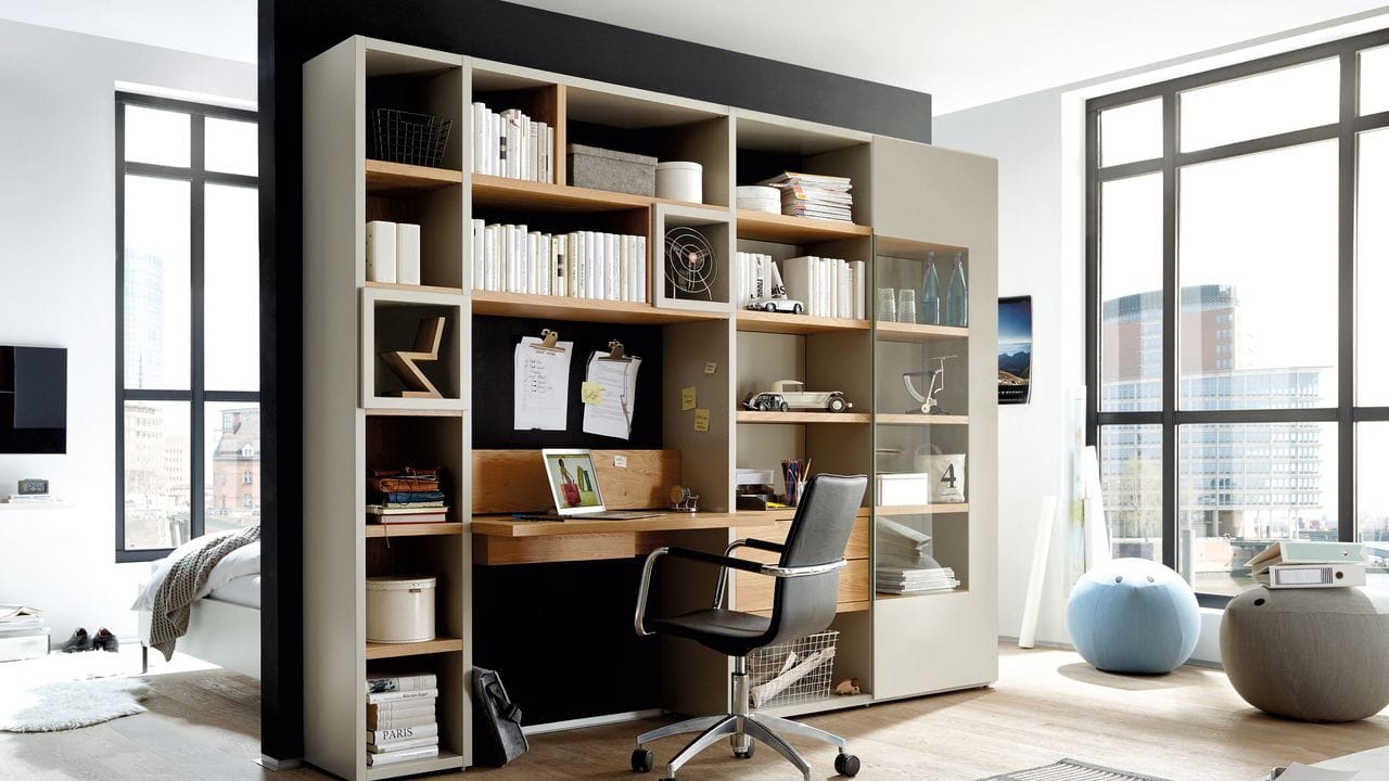 Regale mit integriertem Schreibtisch sind eine platzsparende Home-Office-Lösung. Regale mit integriertem Schreibtisch sind eine platzsparende Home-Office-Lösung.