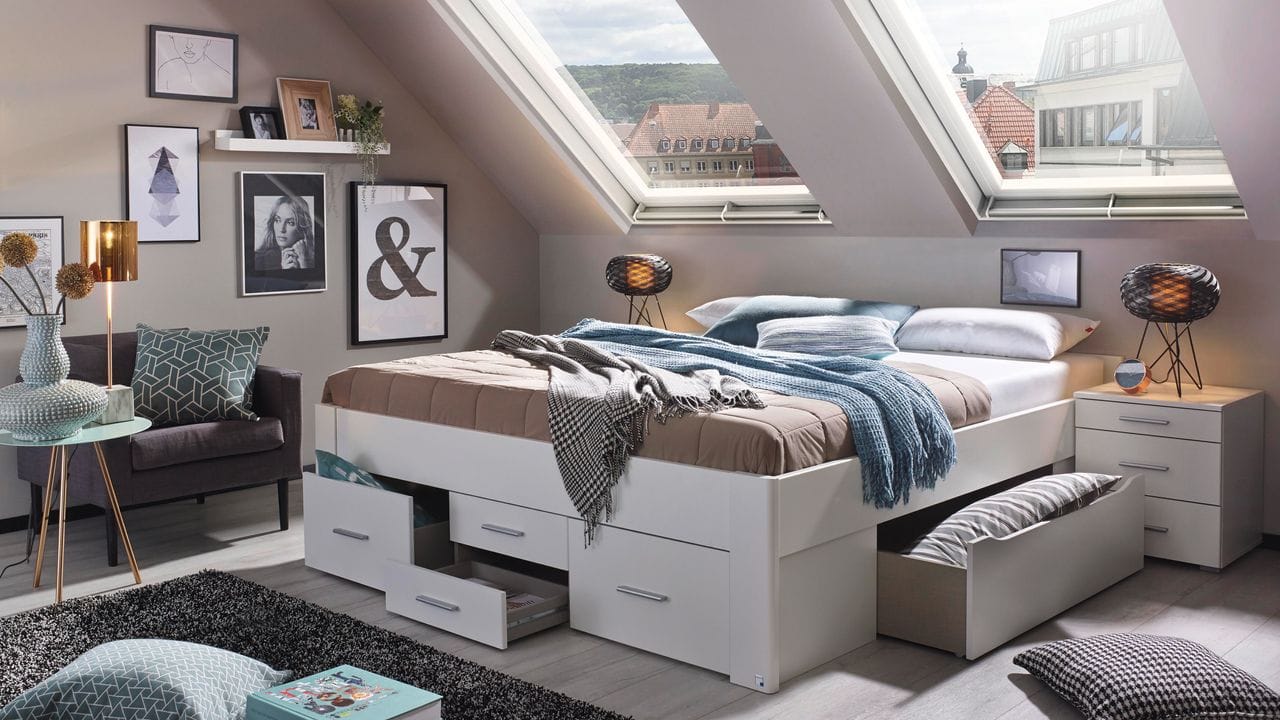 Das Bett nimmt eine große Fläche im kleinen Ein-Zimmer-Appartement ein. Das Bett nimmt eine große Fläche im kleinen Ein-Zimmer-Appartement ein.