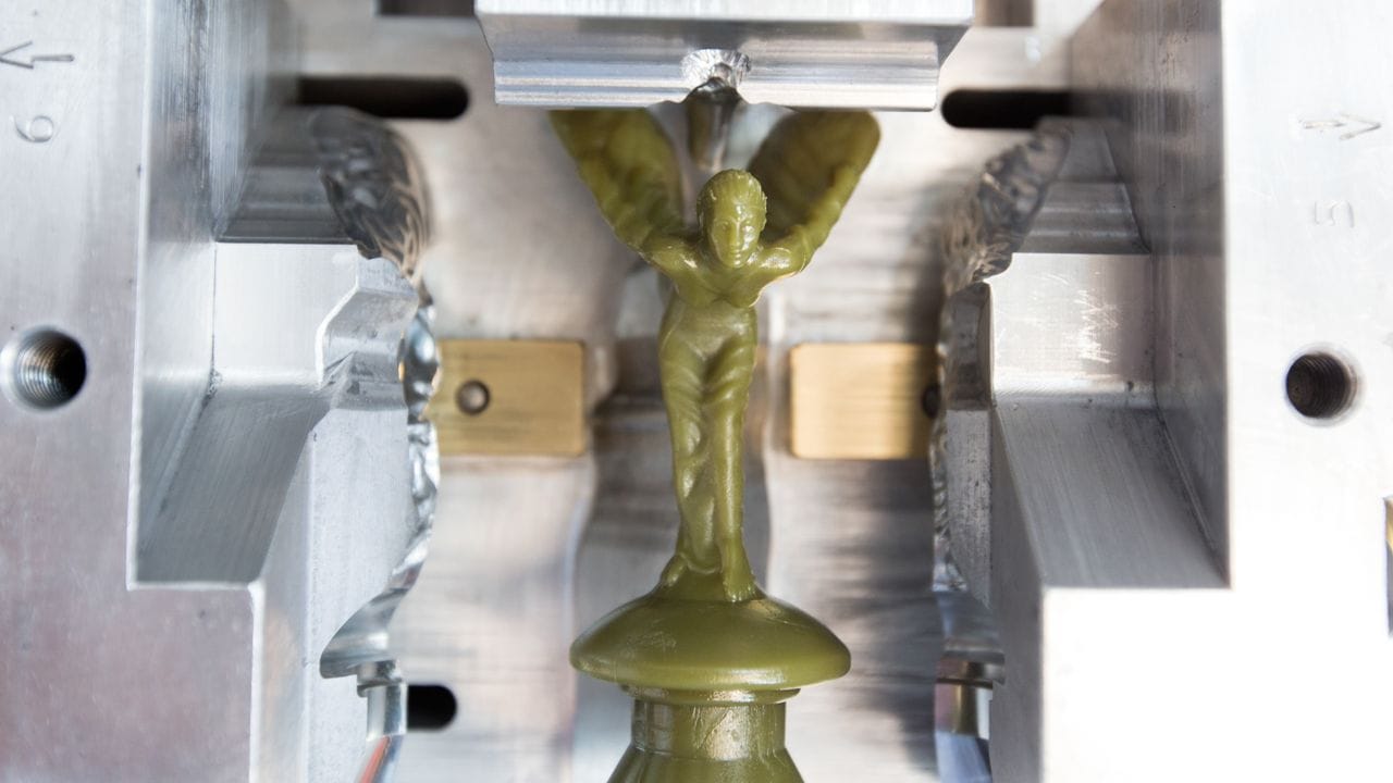 Grüner Geist: Die Spirit of Ecstasy im Prozess der Entstehung. Grüner Geist: Die Spirit of Ecstasy im Prozess der Entstehung.