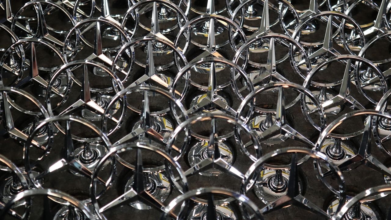 Strahlende Sterne: Wohl eines der bekanntesten Markenzeichen der Autowelt ist der Mercedes-Stern. Strahlende Sterne: Wohl eines der bekanntesten Markenzeichen der Autowelt ist der Mercedes-Stern.