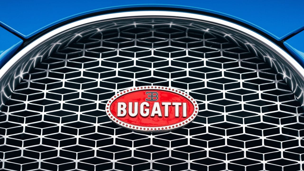 Luxuriöses Logo: Das Bugatti-Emblem vom Chiron lässt die VW-Tocher aufwendig produzieren. Luxuriöses Logo: Das Bugatti-Emblem vom Chiron lässt die VW-Tocher aufwendig produzieren.