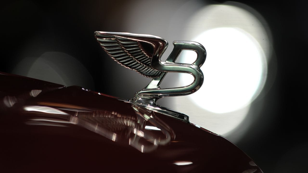 B wie Britannien? B wie Barock? Ach kommen Sie, sicher wissen Sie, für was das B auf dieser Motorhaube steht. B wie Britannien? B wie Barock? Ach kommen Sie, sicher wissen Sie, für was das B auf dieser Motorhaube steht.