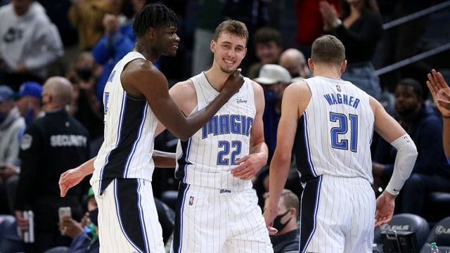 Mo Bamba (5) von den Orlando Magic feiert mit seinem Teamkollegen Franz Wagner (22) nach dem 115:97-Sieg ihres Teams gegen die Minnesota Timberwolves.