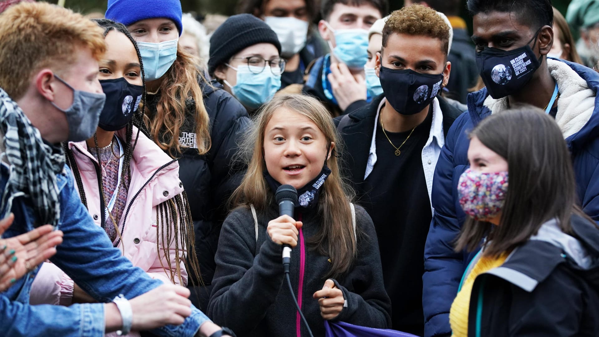 Klimaaktivisten um Greta Thunberg demonstrieren am Rande des Weltklimagipfels in Glasgow.