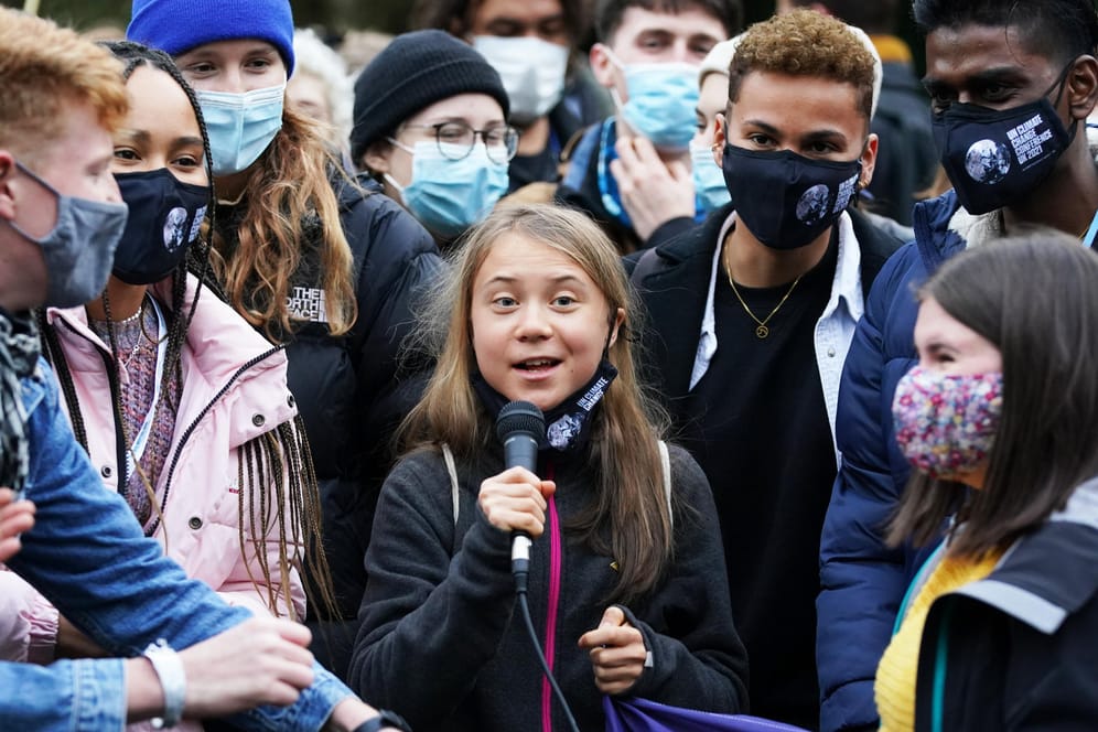 Klimaaktivisten um Greta Thunberg demonstrieren am Rande des Weltklimagipfels in Glasgow.