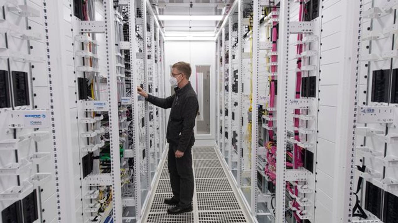 Ein Techniker arbeitet an den Servern im ersten 5G "Standalone"-Standort von Vodafone in Frankfurt.