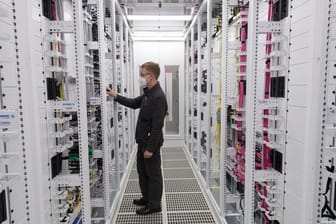 Ein Techniker arbeitet an den Servern im ersten 5G "Standalone"-Standort von Vodafone in Frankfurt.