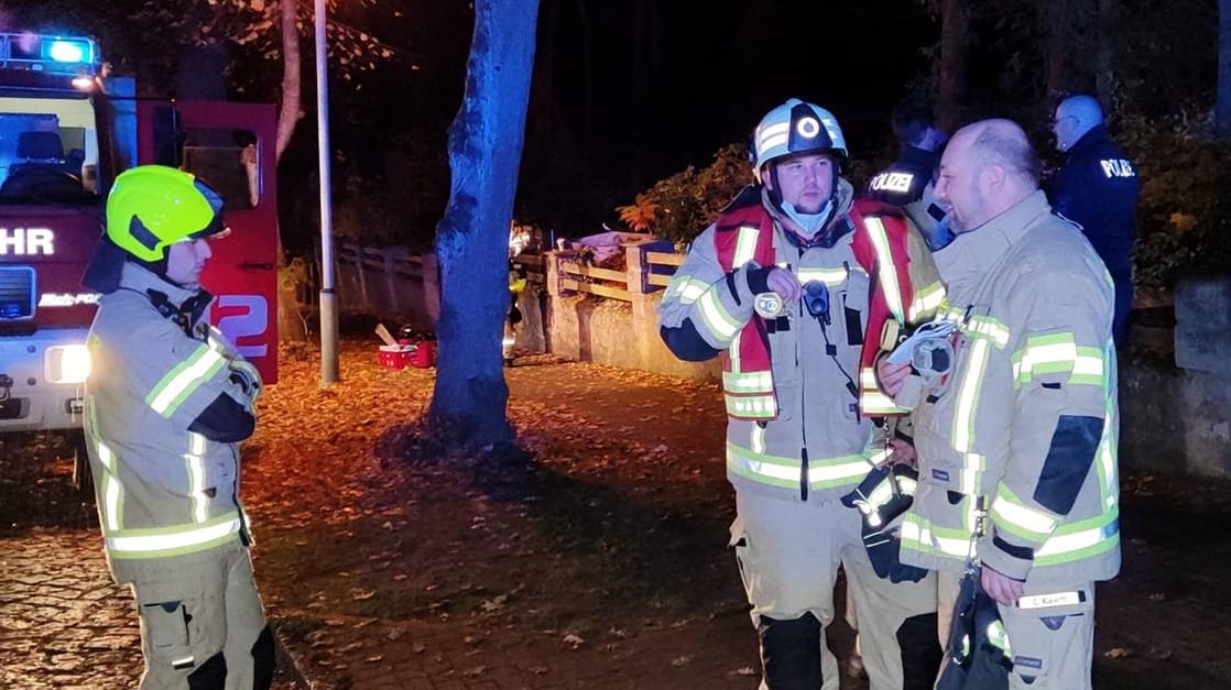 Einsatzkräfte in Glienicke: In der Nacht mussten rund 20 Personen evakuiert werden.