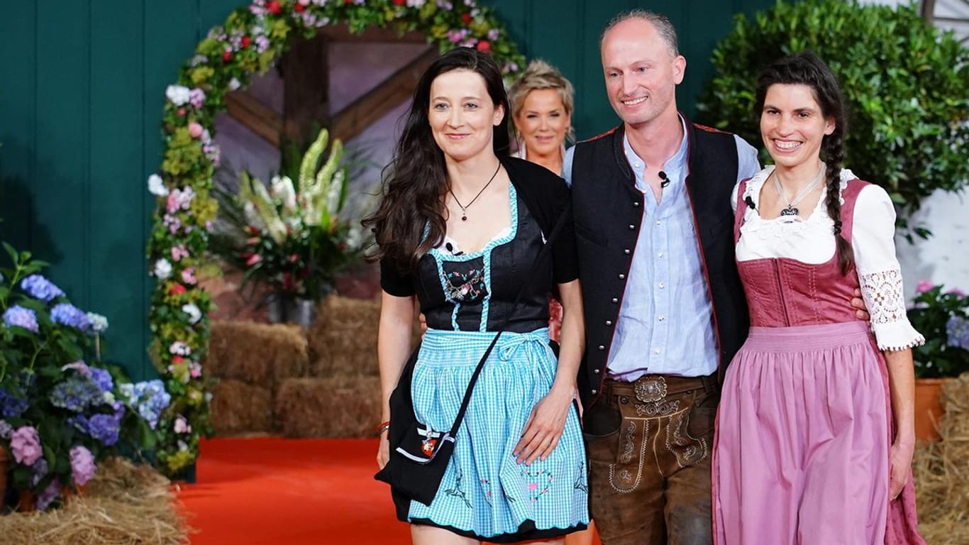 Ferkel- und Bienenzüchter Hubert: Mit den Kandidatinnen Melanie und Andrea turtelt er in der RTL-Show intensiv.
