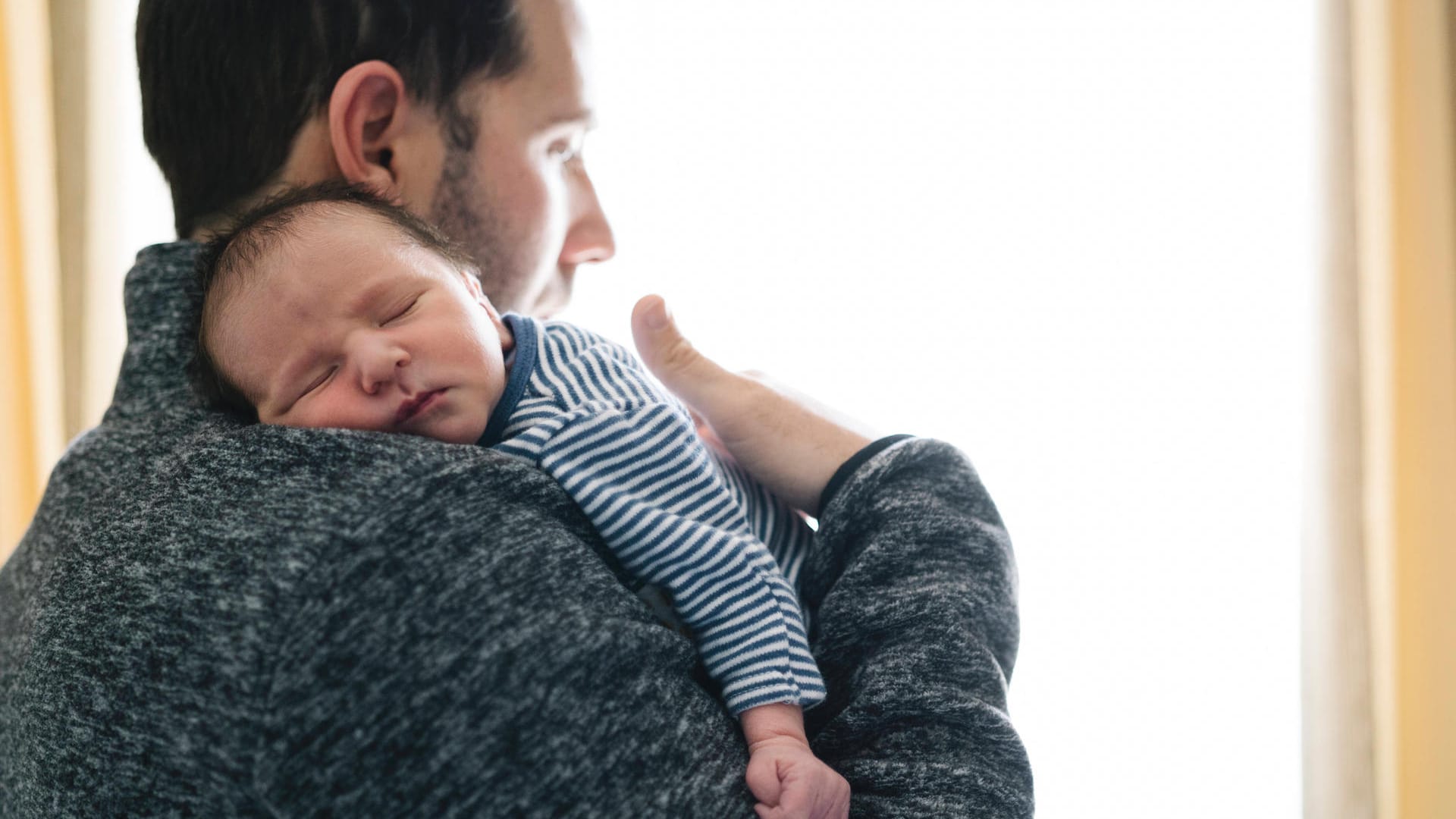 Ein Vater hält ein Baby auf dem Arm (Symbolbild): In Lichtenberg und Mitte warten Eltern besonders lange. Ein Vater hält ein Baby auf dem Arm (Symbolbild): In Lichtenberg und Mitte warten Eltern besonders lange.