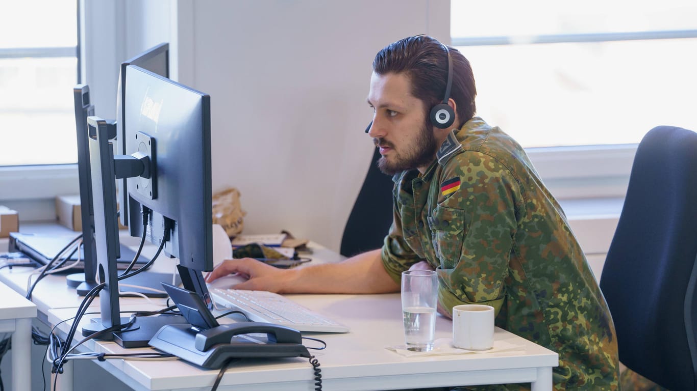 Ein Soldat der Bundeswehr sitzt an einem Computer (Symbolbild): Bundesweit sind die Corona-Zahlen zuletzt wieder gestiegen.