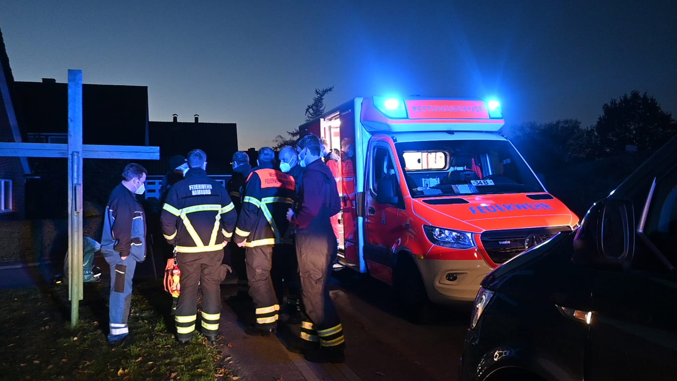 Unfall in Hamburg-Neuenfelde: Rettungskräfte brachten eine Mutter ins Krankenhaus, nachdem sie in einen Gartenteich gestürzt war.