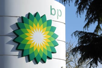 Eine BP-Tankstelle in Großbritannien (Symbolbild): Der Ölkonzern fährt einen Milliarden-Gewinn ein.