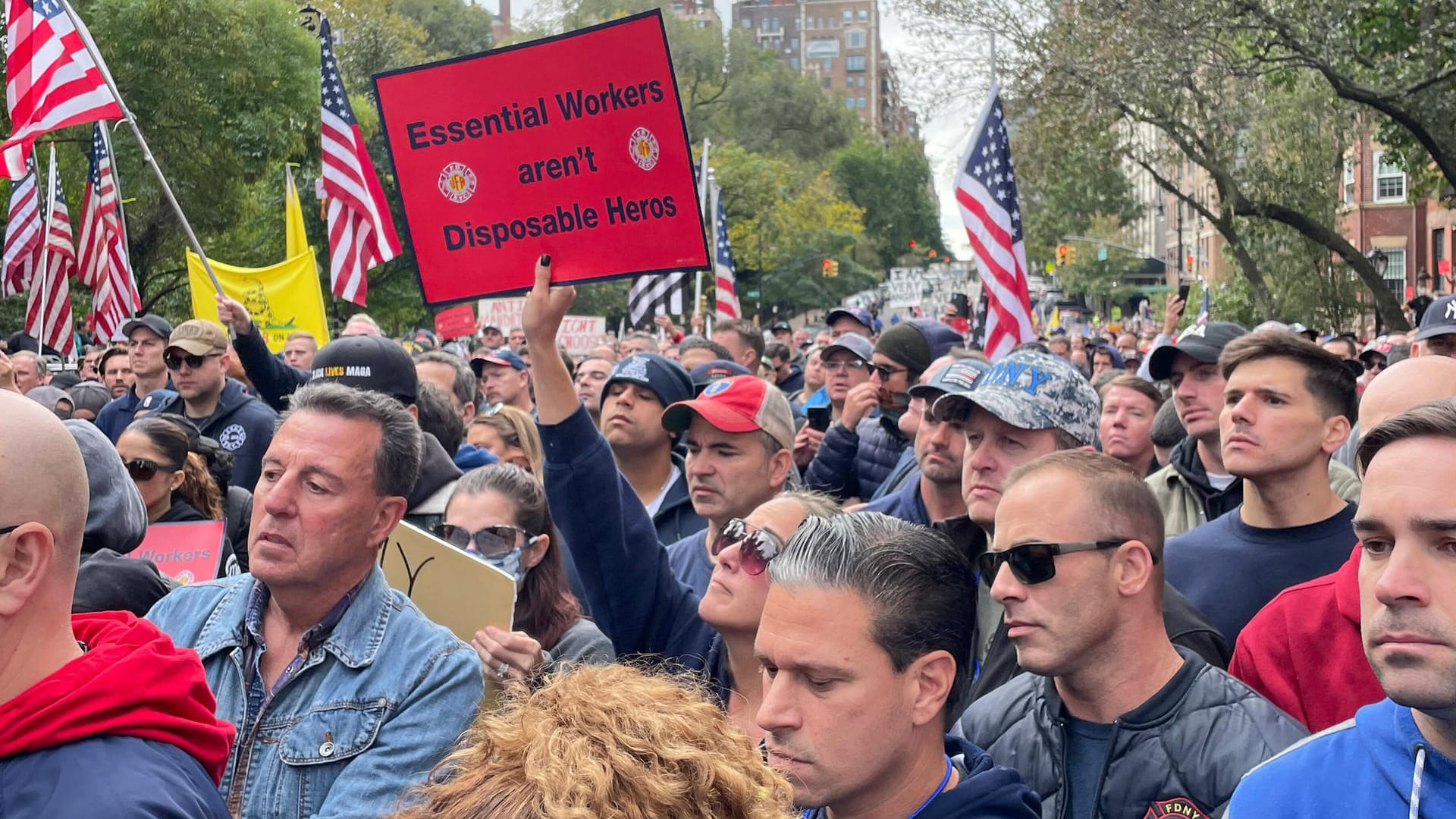 New Yorker Feuerwehrleute protestieren gegen die Impfpflicht: Tausende Angestellte wurden nun beurlaubt. New Yorker Feuerwehrleute protestieren gegen die Impfpflicht: Tausende Angestellte wurden nun beurlaubt.