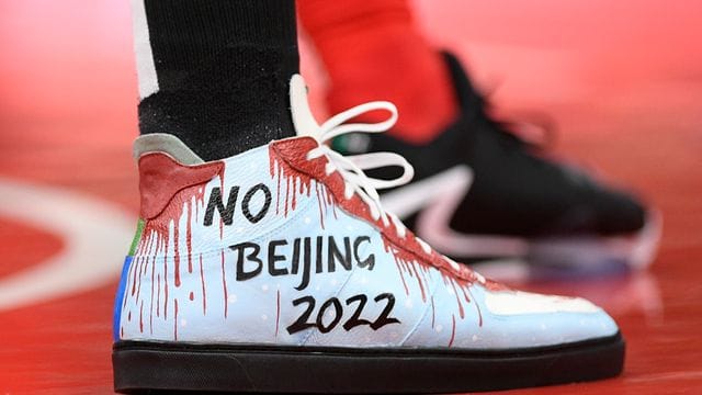 Botschaft an China: Die Schuhe von NBA-Star Enes Kanter von den Boston Celtics. Botschaft an China: Die Schuhe von NBA-Star Enes Kanter von den Boston Celtics.