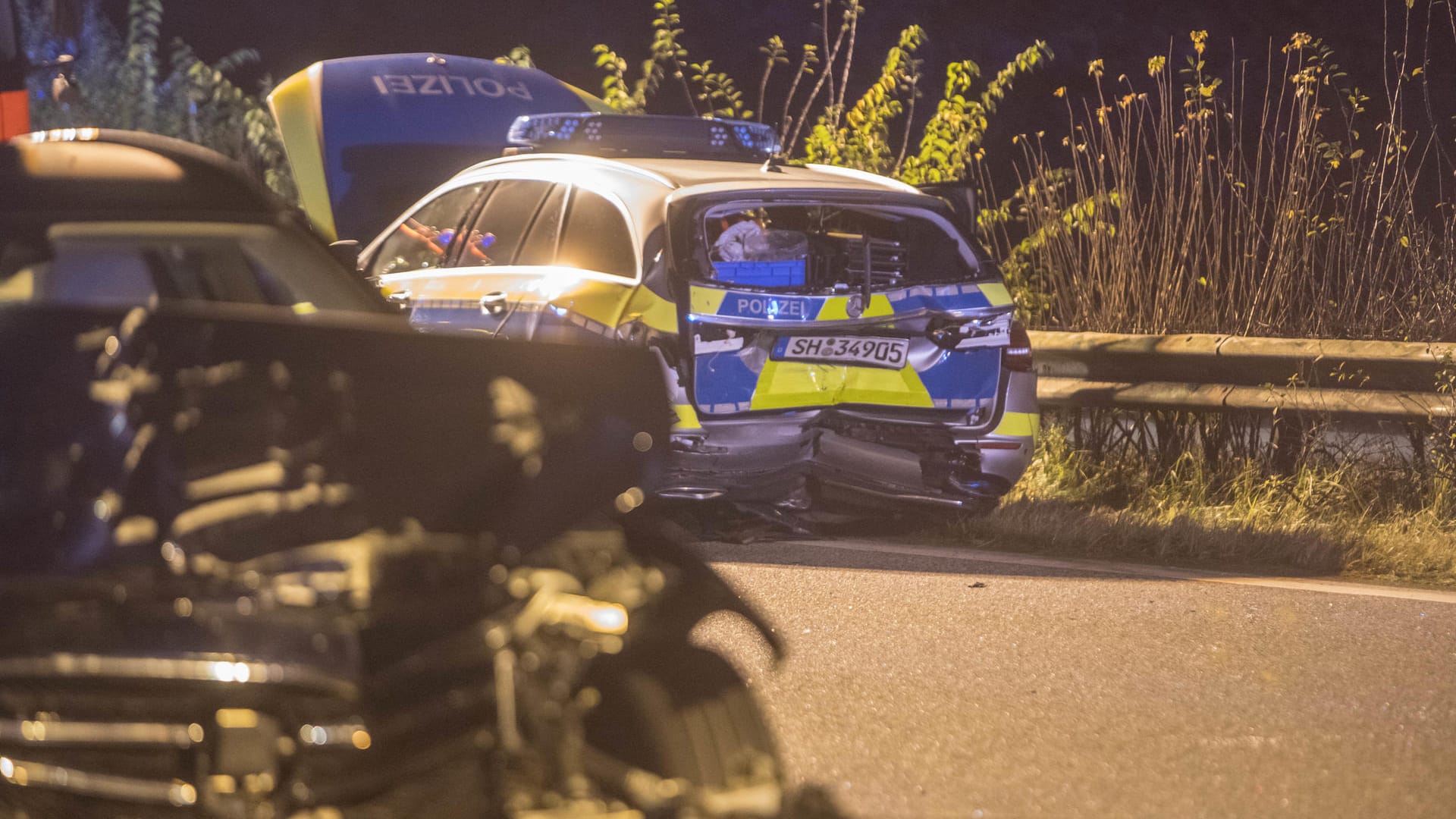 Die demolierten Wagen auf der A23: Bei dem Auffahrunfall wurden zwei Polizisten und ein Pkw-Fahrer schwer verletzt.