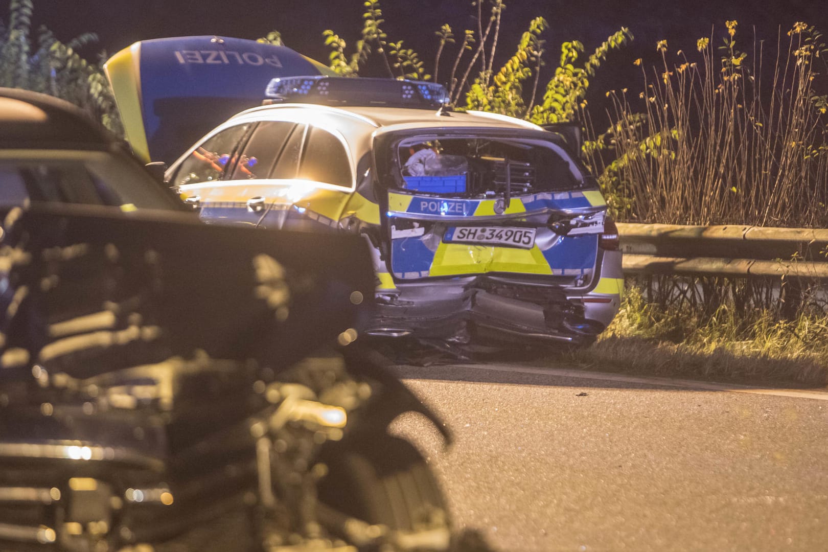 Die demolierten Wagen auf der A23: Bei dem Auffahrunfall wurden zwei Polizisten und ein Pkw-Fahrer schwer verletzt.