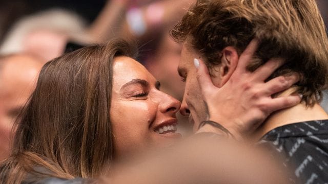 Alexander Zverev küsst seine Freundin Sophia Thomalla nach seinem Einzug ins Finale in Wien. Alexander Zverev küsst seine Freundin Sophia Thomalla nach seinem Einzug ins Finale in Wien.