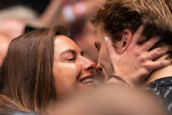 Alexander Zverev küsst seine Freundin Sophia Thomalla nach seinem Einzug ins Finale in Wien.
