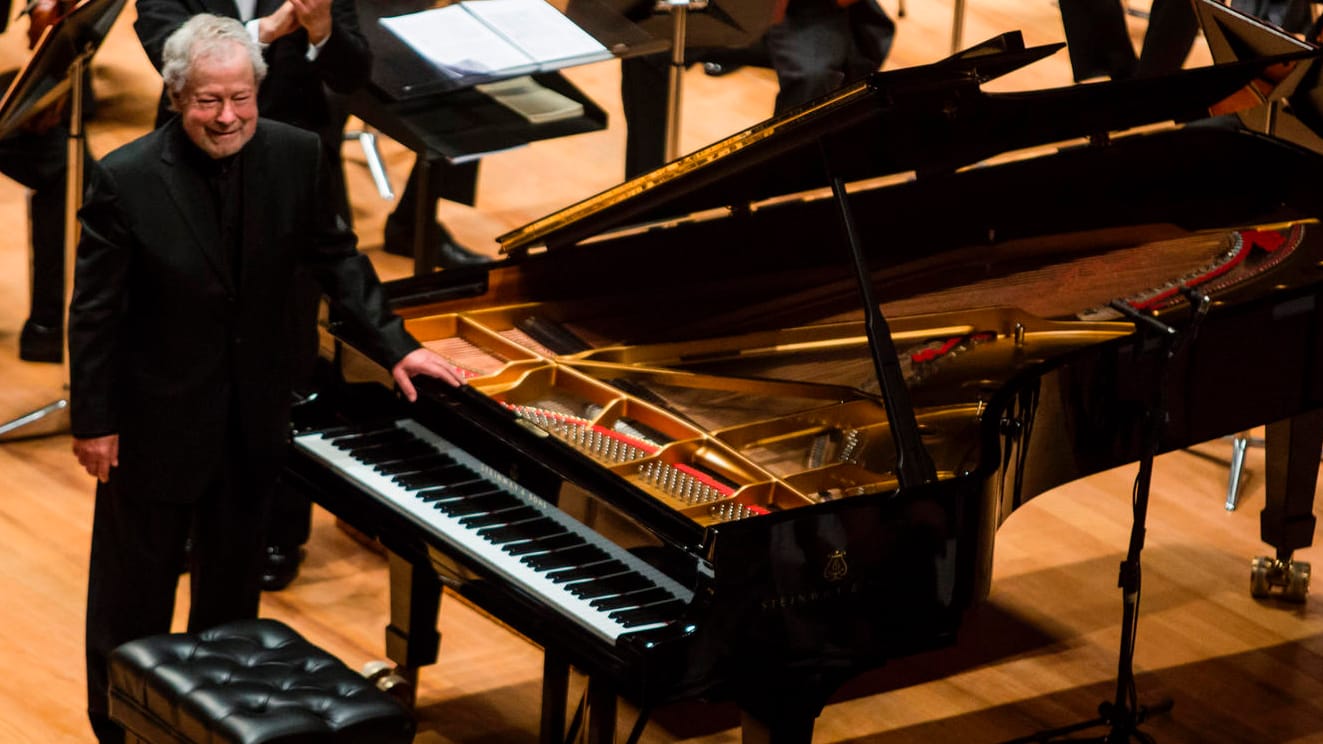 Brasilien, Minas Gerais: Der brasilianische Pianist Nelson Freire steht neben einem Flügel bei einem Konzert mit den Philharmonikern des Bundesstaates Minas Gerais zu Ehren seines 70. Geburtstags am 5. März 2015.