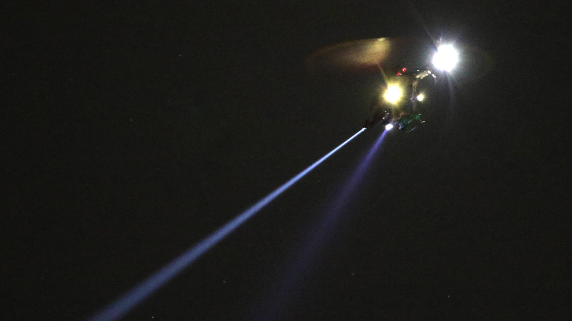 Ein Polizeihubschrauber ist bei Dunkelheit am Himmel auf der Suche (Archivbild): Ein Audi wurde gestohlen. Ein Polizeihubschrauber ist bei Dunkelheit am Himmel auf der Suche (Archivbild): Ein Audi wurde gestohlen.
