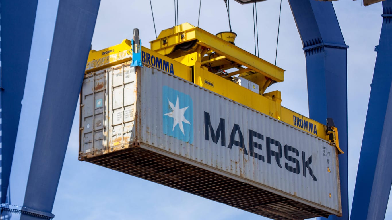 Ein Maersk-Container beim Verladen (Symbolbild): Die Nachfrage nach Schiffscontainern steigt nach der Corona-Krise stark an.
