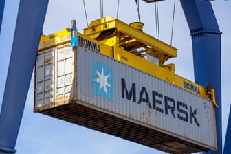 Ein Maersk-Container beim Verladen (Symbolbild): Die Nachfrage nach Schiffscontainern steigt nach der Corona-Krise stark an.