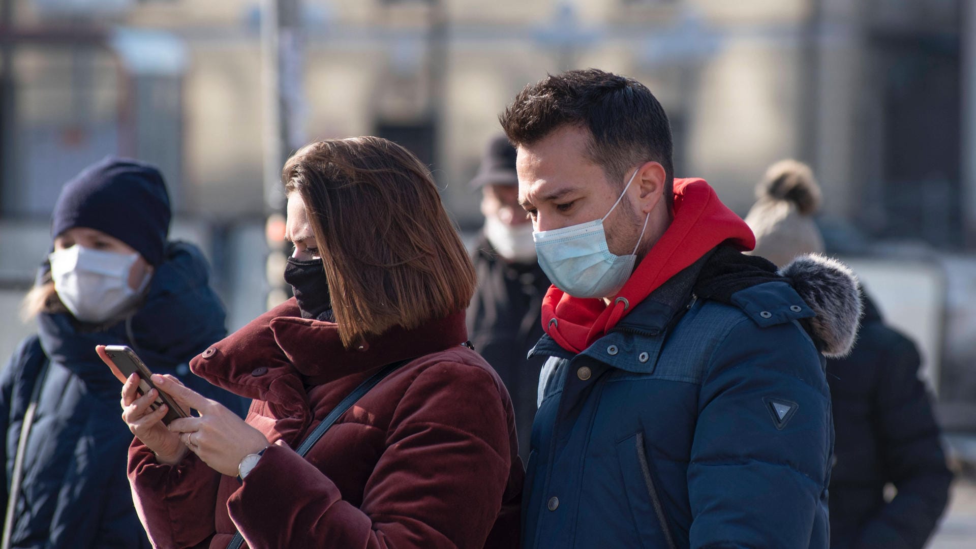 Coronavirus (Symbolbild): Vor allem im Winter steigen die Zahlen wieder an.