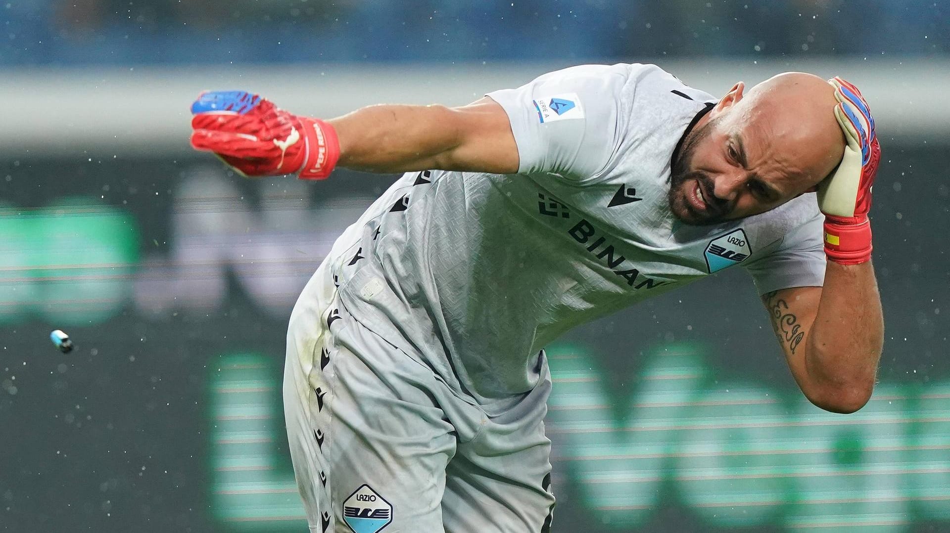 Pepe Reina: Der Torhüter von Lazio wurde am Wochenende von gegnerischen Fans von Gegenständen wie einem Feuerzeug getroffen. Pepe Reina: Der Torhüter von Lazio wurde am Wochenende von gegnerischen Fans von Gegenständen wie einem Feuerzeug getroffen.