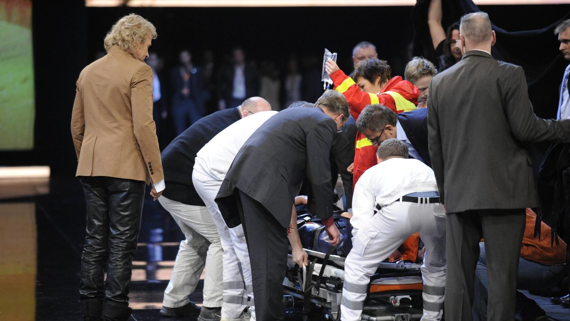 04.12.2010: Thomas Gottschalk beobachtet entsetzt die Versorgung des verletzten Wettkandidaten Samuel Koch bei der ZDF-Show in Düsseldorf.