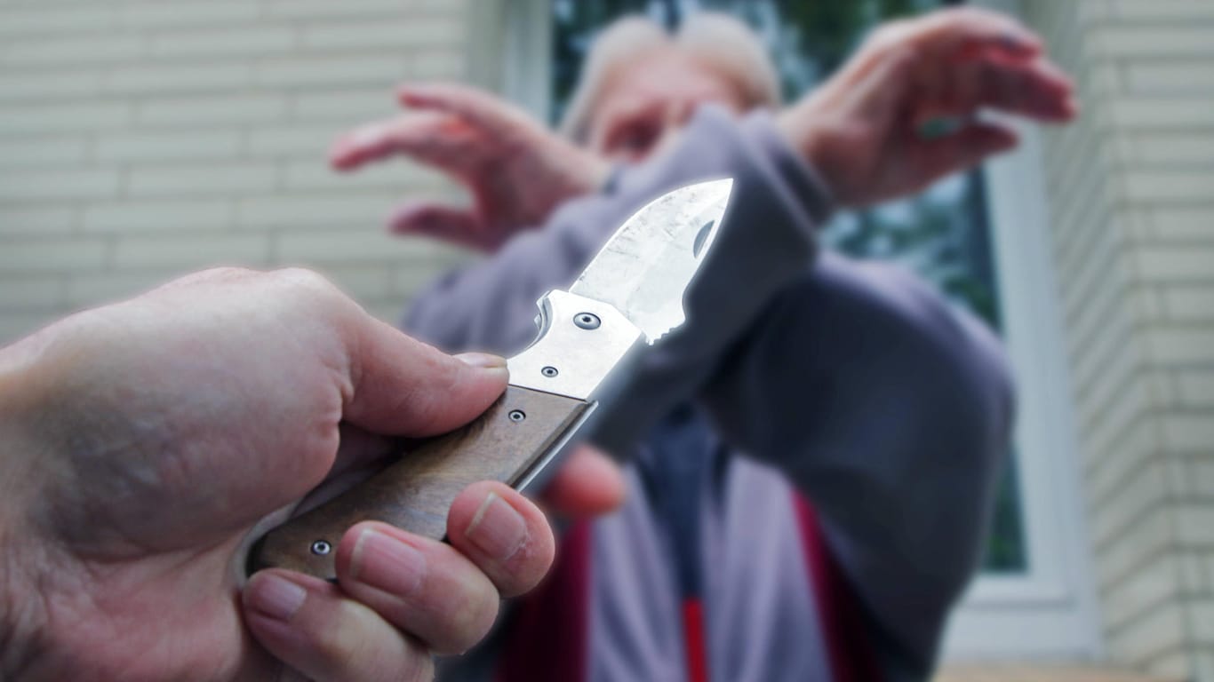 Ein Mann wird mit einem Messer bedroht (Archivbild): In Dortmund ist ein Halloween-Streich eskaliert.